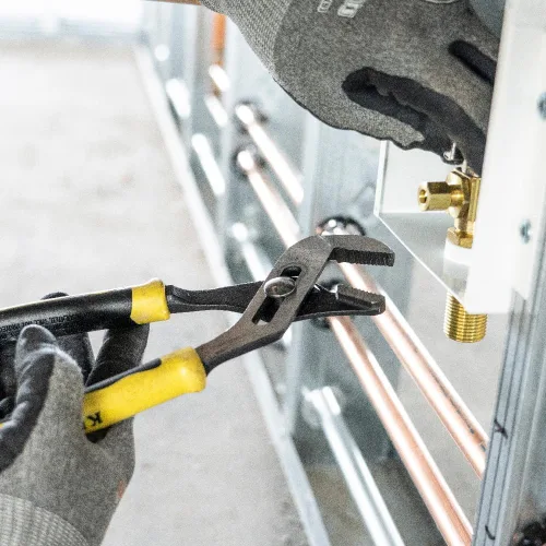 Miniatura 4 de Klein Tools Alicates J502-10, alicates de bomba de mandíbula ajustables, lengüeta y ranura, con asas de material dual, 10 pulgadas