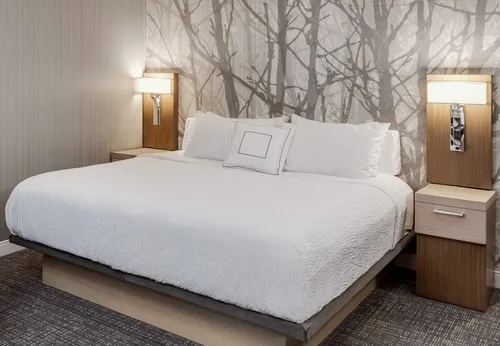 Miniatura 2 de Juego de colcha ligera tamaño Queen, textura ondulada blanca, exclusivo de Courtyard Hotels, Fairfield by Marriott y Residence Inn incluye 1 colcha