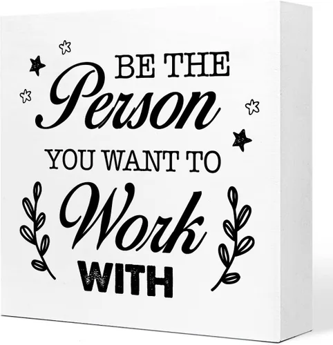 Letrero de madera con texto en inglés "Be The Person You Want to Work", letrero inspirador para la oficina en casa y la decoración de escritorio