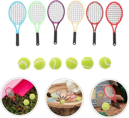 Miniatura 7 de SUPVOX Juego de tenis en miniatura de 6 piezas, accesorios deportivos para casa de muñecas a escala 1:12, con raquetas y bolas, juguete realista