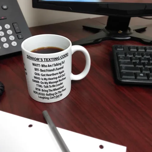Miniatura 6 de ThisWear Jubilación Taza de café de cerámica con código de texto para personas mayores de 11 onzas, color blanco