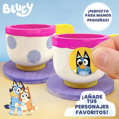 Miniatura 6 de Juego de té Bluey Paint & Play, juego de madera de 6 piezas, personalizable con pintura y calcomanías, 2 coronas portátiles, juguetes divertidos