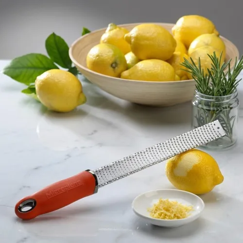 Miniatura 2 de Microplane Rallador Zester rojo clásico, acero inoxidable, rallado de cítricos y queso, apto para lavavajillas, fabricado en Estados Unidos, nombre