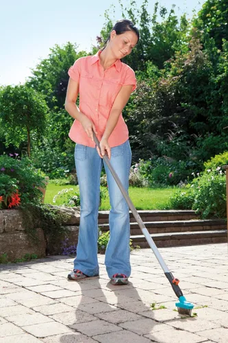 Miniatura 4 de Gardena Combisystem Cepillo para juntas M: asistente de jardín ideal para una fácil eliminación de musgo de juntas de pavimentación y bordes