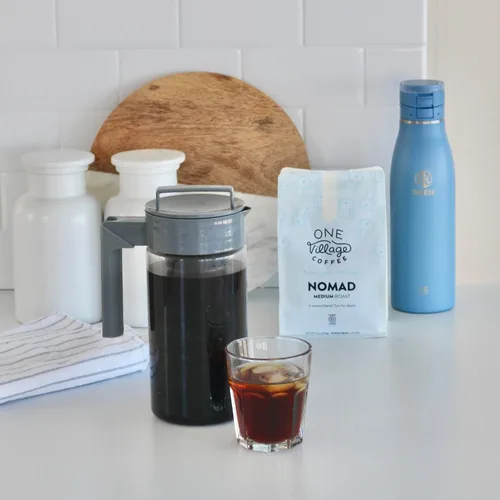 Miniatura 3 de Takeya Traveler Taza de Café a Prueba de Fugas - Asa de Transporte - Recipientes Aislados para Uso Diario - Duradera y Portátil con Diseño a Prueba