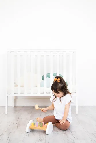 Miniatura 7 de Pearhead Montessori - Banco de martillo, imprescindible para bebé, relleno de calcetines para niños pequeños, juguete de madera para golpear