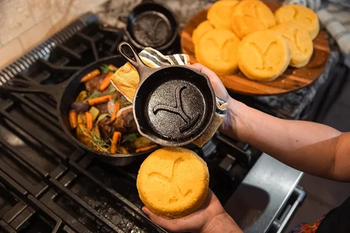 Miniatura 2 de Lodge Utensilios de cocina de hierro fundido con sello Yellowstone pre-sazonado, mango de lágrima exclusivo, uso en el horno, en la estufa