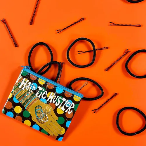 Miniatura 27 de Blue Q Monedero, hecho de 95% plástico reciclado. Práctica pequeña bolsa con cremallera para guardar monedas, tarjetas de regalo, auriculares, más.
