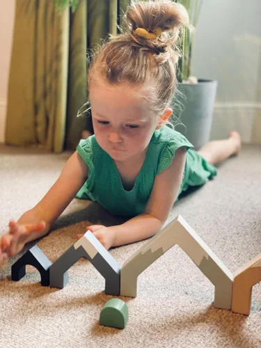 Miniatura 5 de Tender Leaf Toys - Pila de pase de montaña - Juego de túnel de tren apilable para niños - Desarrolla habilidades motoras finas y creatividad