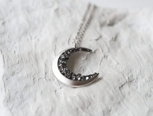 Miniatura 3 de Collar largo bañado en plata con cristales negros y luna creciente incrustada, Latón Piedra