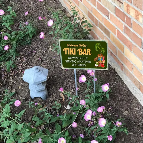 Miniatura 4 de WOSTOD Letrero de metal vintage con texto en inglés "Welcome to Our Tiki Bar Now Proously Serving Whatever You Traiges", letrero de metal vintage