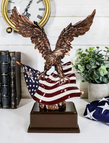 Miniatura 7 de Gifts & Decor Ebros Wings of Glory - Figura patriótica de águila calva que se aferra a la bandera estadounidense, bronce galvanizado, con base