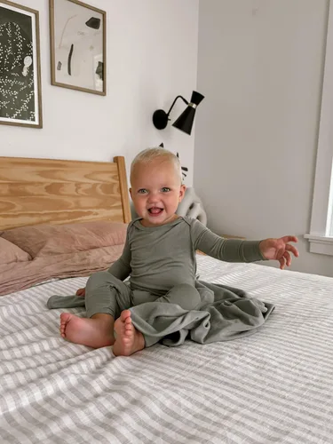 Miniatura 23 de GUNAMUNA Pijama unisex convertible ultrasuave para bebé, mameluco con cremallera para pañales, recién nacido a 24 meses