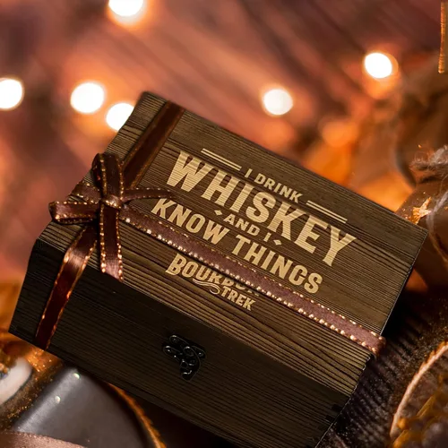 Miniatura 6 de Juego en caja de regalos de whisky para hombres, incluye populares trivias de whisky, 2 vasos de bourbon, 6 piedras, 2 posavasos de pizarra, 1