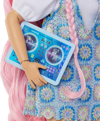 Miniatura 5 de Muñeca Barbie Dream Besties y Accesorios, Muñeca de Moda Posable Daisy Jean con Ropa Removible y Cabello Rosa Ondulado, 9 Piezas Temáticas de DJ