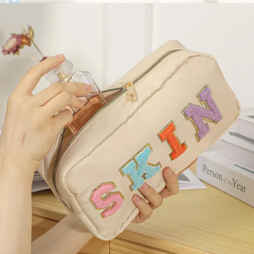 Miniatura 5 de DYSHAYEN Bolsa de Cosméticos de Nylon Pequeña, Bolsa de Maquillaje Preppy de Viaje para Mujeres y Niñas con Parches de Letras de Chenilla, Beige-Skin