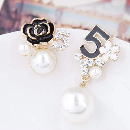 Miniatura 3 de Pendientes colgantes de imitación de perlas blancas y negras florales