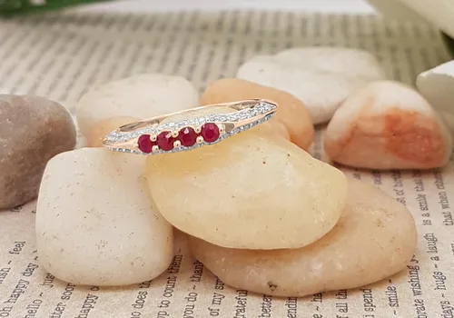 Miniatura 9 de Dazzlingrock Collection Anillo de boda redondo de rubí y diamante blanco apilable para mujer en oro