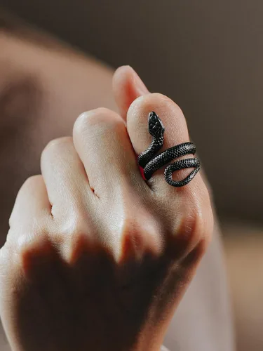 Miniatura 2 de Anillo de acero inoxidable chapado en oro de 18 quilatesserpiente negra para hombres y mujeres, tamaño 7-12, anillos de reptil de serpiente punk