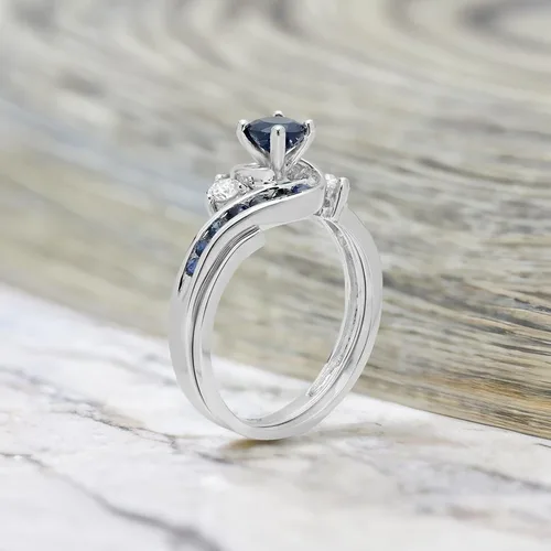 Miniatura 4 de Dazzlingrock Collection Juego de anillos de compromiso de oro blanco y zafiro azul de 10 quilates