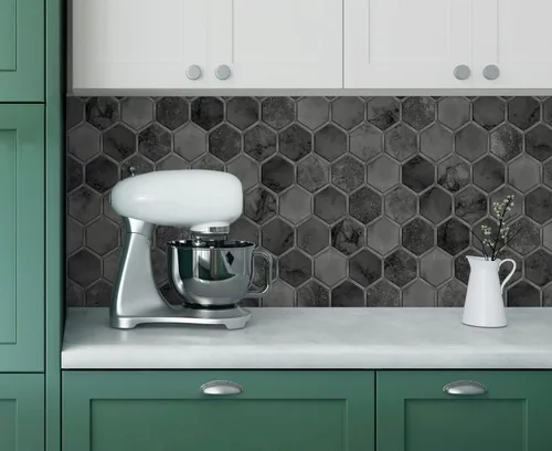 Miniatura 5 de NextWall Papel pintado geométrico hexagonal con incrustaciones para despegar y pegar (negro cósmico y plateado)