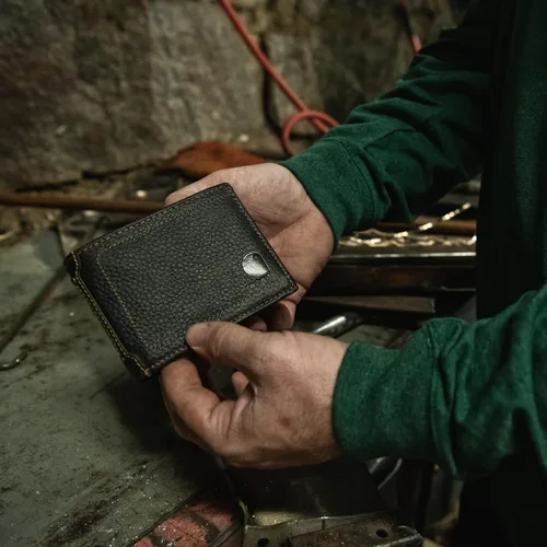 Miniatura 2 de Carhartt Carteras duraderas de tres pliegues, disponibles en estilos de cuero y lona