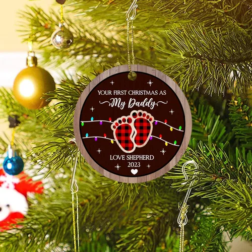 Miniatura 5 de Adorno de Navidad con texto en inglés "Your First Christmas As My Daddy 2025", regalo de recuerdo personalizado para nuevo papá Adorno Your Are