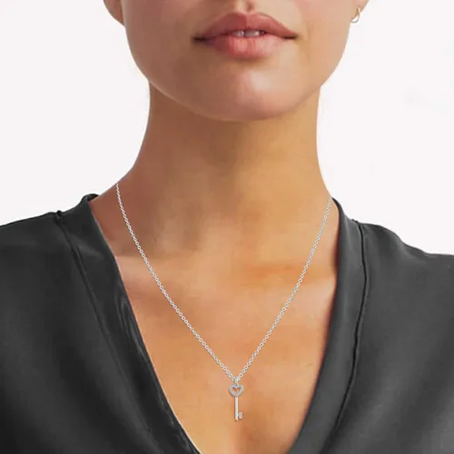 Miniatura 5 de Fifth and Fine Juego de collar con llave de corazón de diamante de 0.10 quilates en plata de ley. Cada pieza viene con una cadena de cable de plata