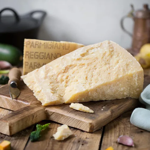 Miniatura 8 de Trío de degustación de Parmigiano Reggiano DOP de 18, 24, 36 meses 3x2.2 lb - 1 por envejecimiento - (3x1kg) - El único parmesano - EMILIA FOOD LOVE