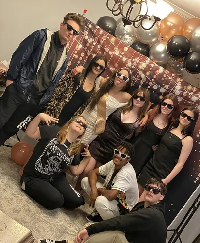 Miniatura 6 de Eyegla Paquete de 8/12/18 lentes de sol de neón a granel coloridos para fiesta, gafas retro para fiesta para adultos, hombres y mujeres