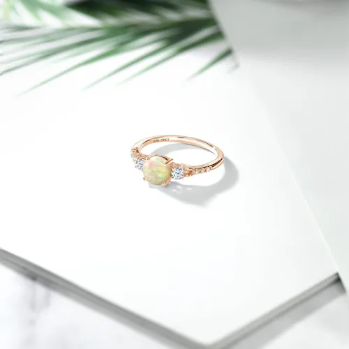 Miniatura 12 de Gem Stone King Anillo de compromiso de 3 piedras preciosas redondas de oro rosa de 10 quilates, 0.236 in, piedra natal, zafiro blanco y diamante