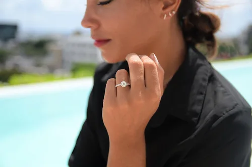 Miniatura 3 de LEMON GRASS Anillo de compromiso de diamantes con halo redondo de 1.22 qt con banda pavé en plata de ley con circonita cúbica transparente