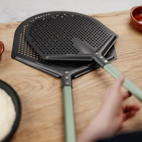 Miniatura 3 de Gozney Pro Cuchillo de colocación para pizzas de 12" para hornos de pizza Arc y Dome, diseño 100% de aluminio, cuchilla completamente perforada
