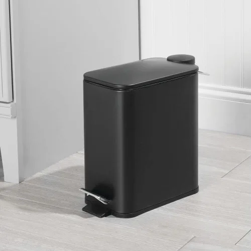 Miniatura 2 de mDesign Bote de basura rectangular de metal delgado de 1.3 galones/5 litros con pedal de paso, tapa de cierre fácil, forro removible - Papelera