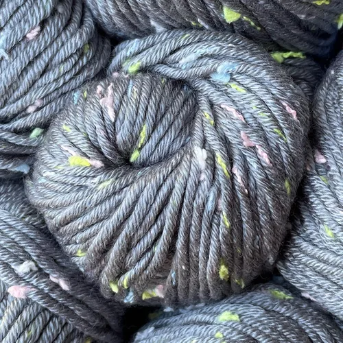 Miniatura 24 de Tweed Twinkles - Hilo acrílico suave con motas para bebé, 8 madejas, 696 yardas/14.11 onzas, peinado ligero (3), lavable a máquina (rojo manzana)