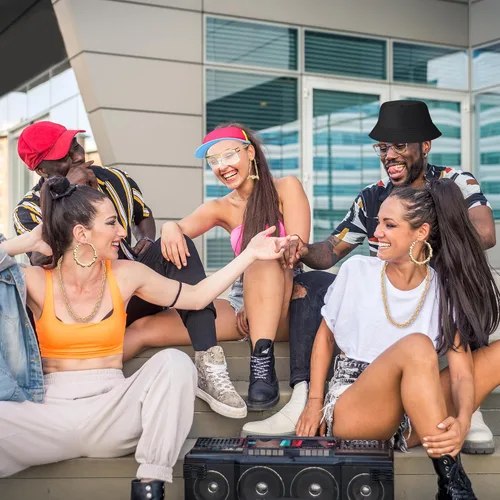 Miniatura 6 de YAROMO Disfraz de hip hop para mujer, traje de los años 80 y 90, riñonera de neón, gorro, bolsa de cintura ajustable, pulsera, aretes para fiesta