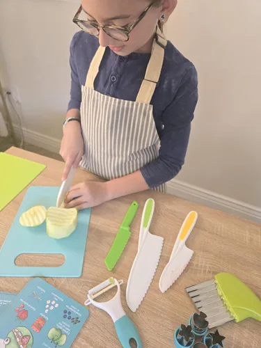 Miniatura 5 de Juego de cuchillos seguros para niños pequeños con libro de recetas - Incluye pelador, tabla de cortar y picadora - Herramientas reales de cocina