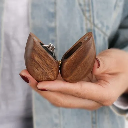 Miniatura 4 de LitGreen Caja de anillo de madera de nogal en forma de corazón, caja de almacenamiento para boda, propuesta, compromiso