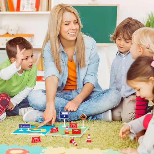Miniatura 6 de TOYANDONA Mini conos de tráfico y cercas con 12 conos de tráfico y barricadas, juguetes educativos para que los niños aprendan reglas, juguete