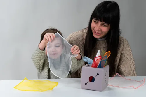 Miniatura 2 de Taf Toys Caja de pañuelos para bebé con conejito emergente - Actividad sensorial Montessori con 10 pañuelos de tela para el desarrollo motor fino