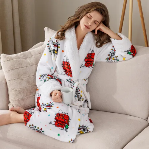 Miniatura 4 de Berkshire Blanket Peanuts Snoopy - Bata cálida para mujer con exclusiva tela VelvetLoft y cuello Sherpa