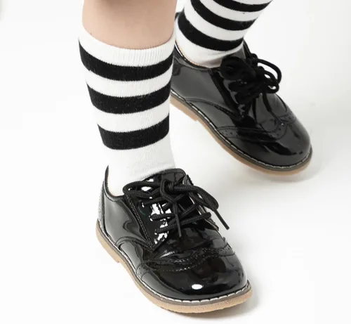 Miniatura 55 de KIDSUN Zapatos de vestir para niño y niña, cómodos zapatos Oxford con cordones para uniforme escolar, mocasines planos (bebé/niño pequeño) E-negro