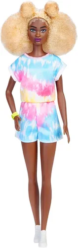 Barbie Fashionistas - Muñeca alta, afro rubia con bocanadas laterales, mameluco de teñido anudado, tenis, pulsera amarilla, juguete para niños de 3