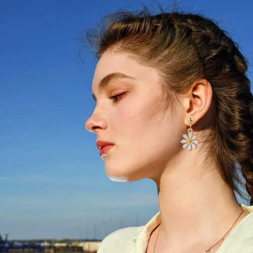 Miniatura 4 de Aretes de tuerca con diseño de margarita. Bonitos aretes colgantes de crisantemo con diseño de flor de sol para mujeres y niñas