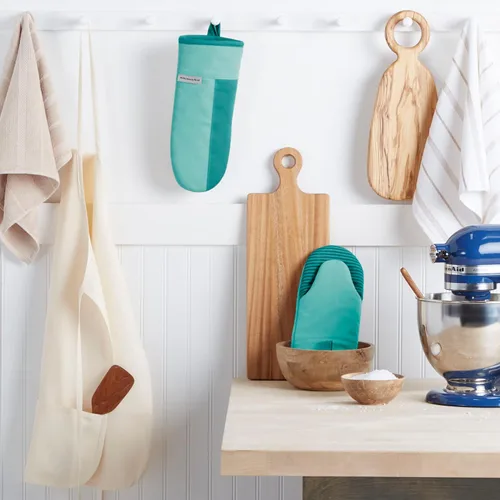 Miniatura 2 de KitchenAid Beacon - Juego de guantes de horno antideslizantes de dos tonos, color cielo aguamarina, 5.75 x 13 pulgadas, 2 piezas Aqua Sky
