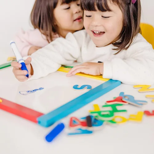 Miniatura 7 de Melissa & Doug Pizarra magnética y pizarra de borrado en seco con 36 imanes (números y letras mayúsculas), tiza, borrador y bolígrafo de borrado