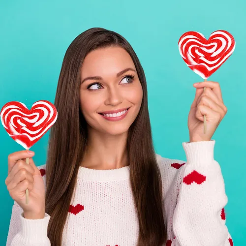 Miniatura 3 de Fruidles Paquete de seis paletas de 2.82 oz con diseño de corazón rojo y blanco, envueltas individualmente