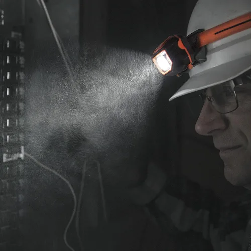 Miniatura 5 de Klein Tools Luz LED 56220, faro de casco duro, luz de inundación y foco se inclina 45 grados, correa antideslizante, para trabajo y senderismo al