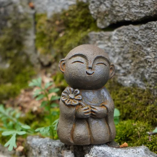 Miniatura 5 de OwMell Estatua de monje japonés de Jizo, figura de Buda Jizo, estatua conmemorativa del acuario, adorno de flores de hierro