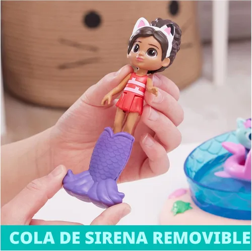 Miniatura 8 de Gabby's Dollhouse, Playset de Piscina Purr-ific con Figuras de Gabby y Mercat, Colas de Sirena que Cambian de Color y Accesorios de Piscina